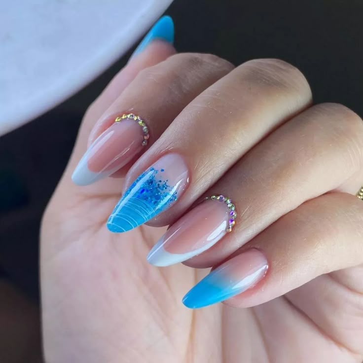 nail art amendoada azul