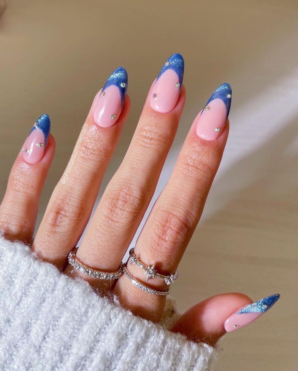 unhas em gel amendoada azul