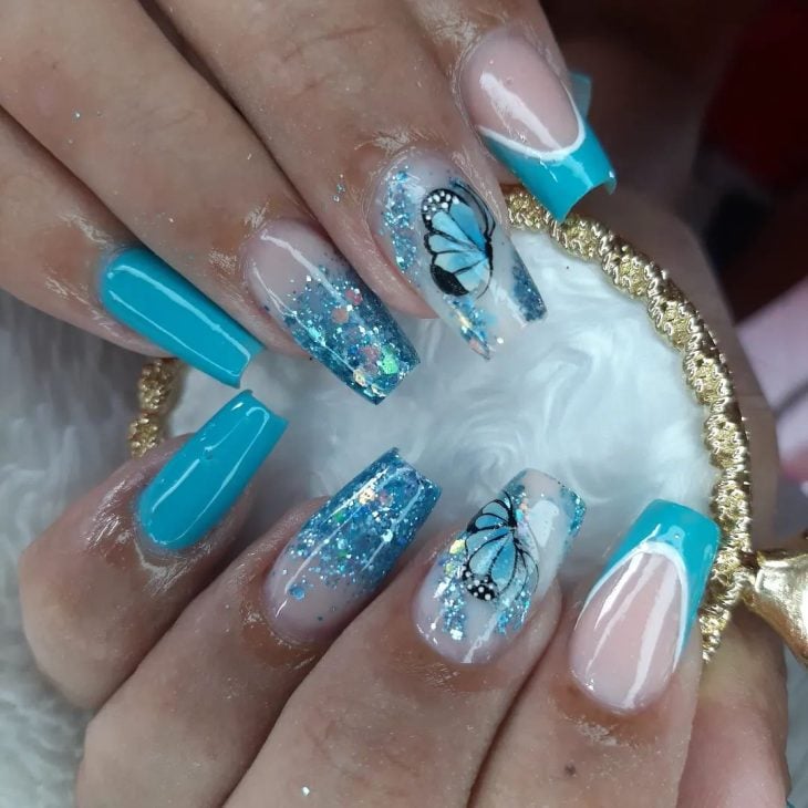 unhas em gel estilo borboleta azul