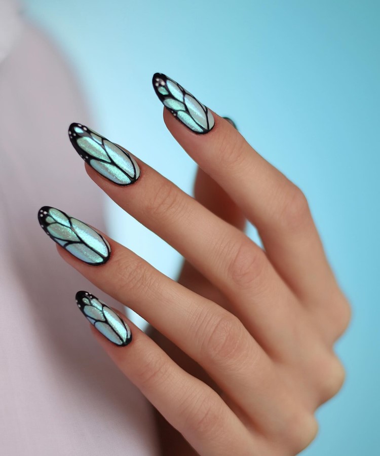 unhas em gel borboleta azul encapsulada