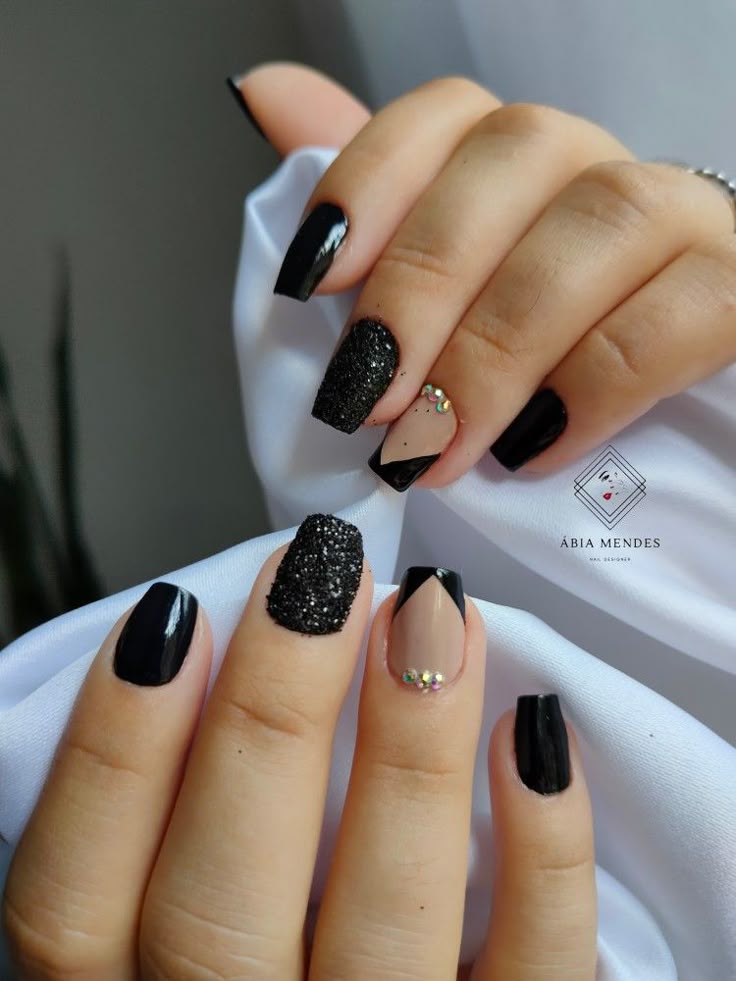 unha preta com glitter holográfico gel