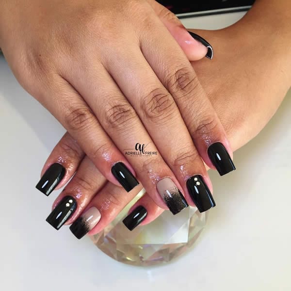 tendências unhas de gel pretas com detalhe luxuoso
