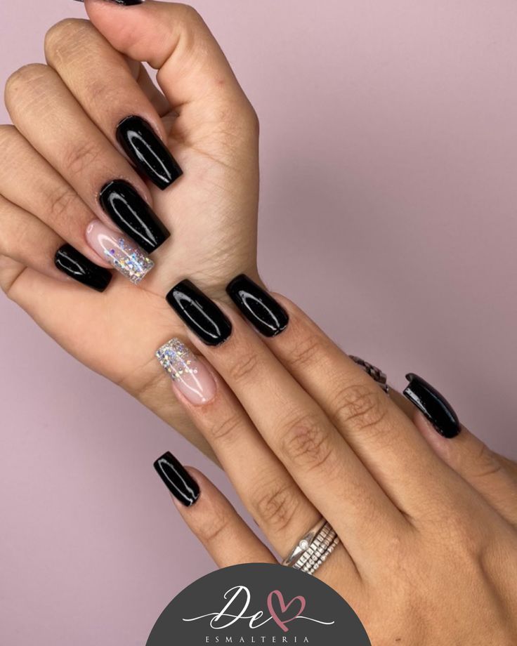 tendências unhas de gel pretas com detalhe luxuoso