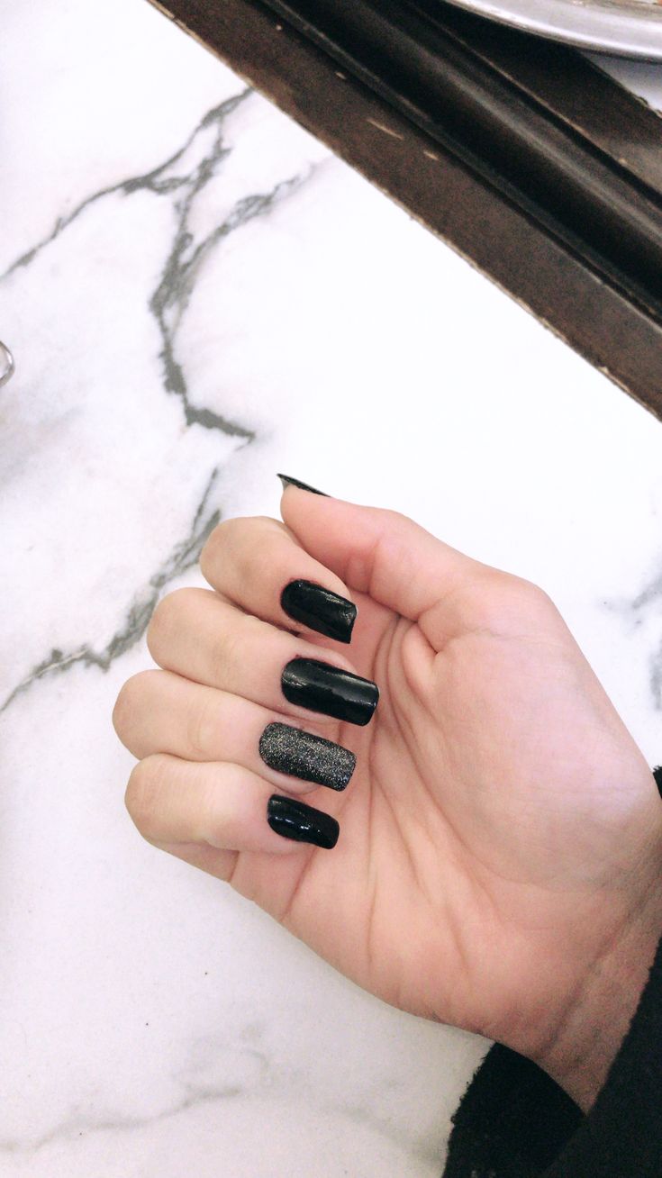 manicure de luxo: unhas de gel pretas com filha unica
