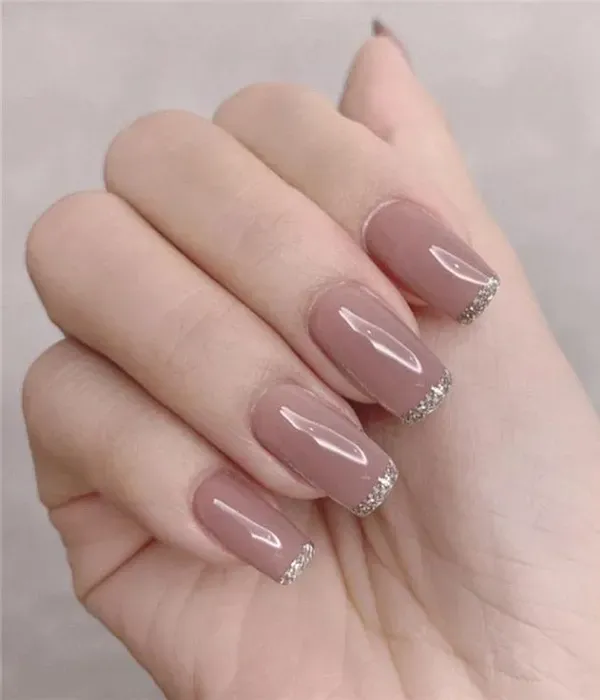 unha decorada nude com tons pastel