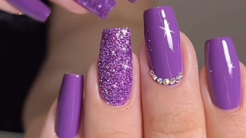 unha violeta decorada