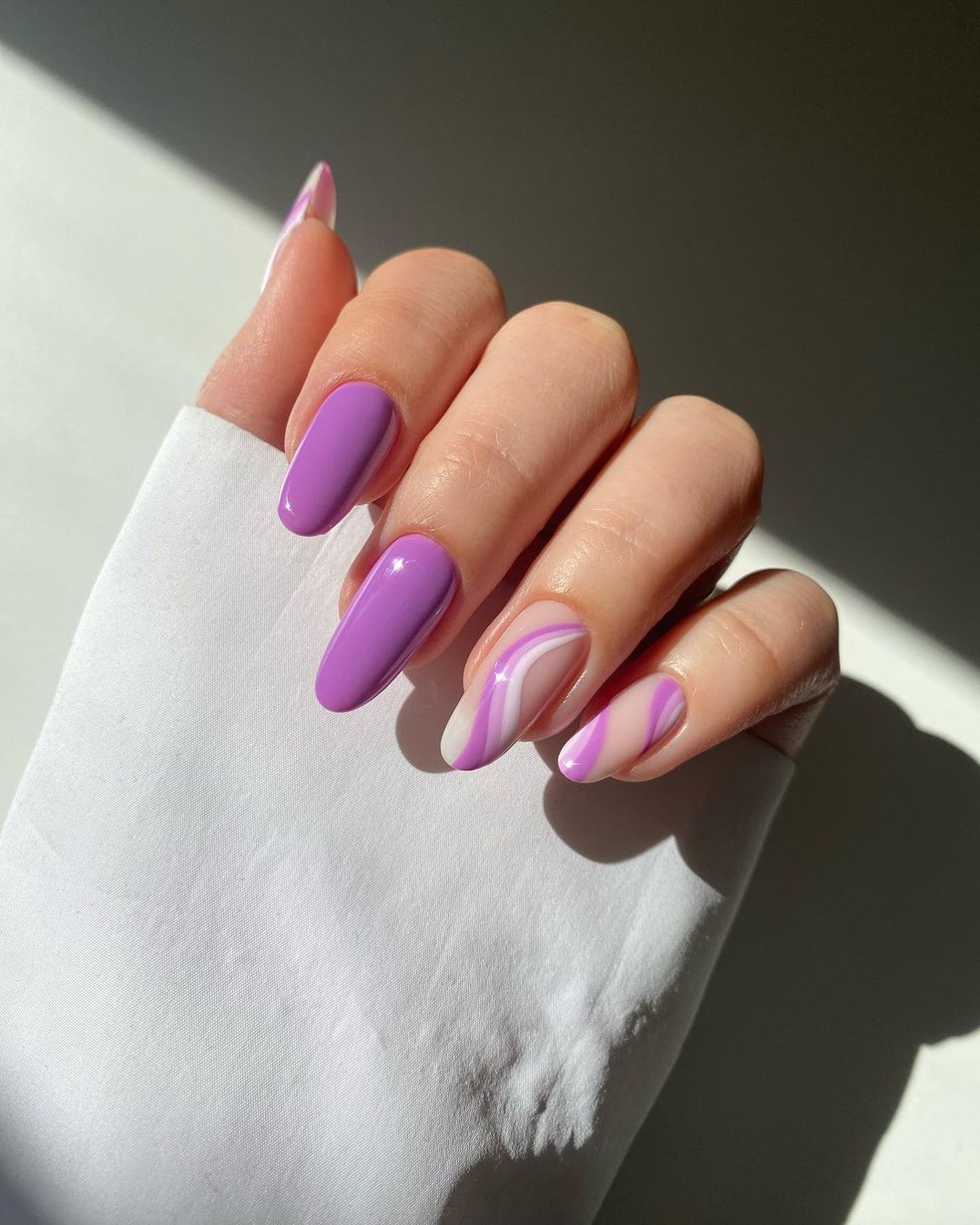 nail art roxa com glitter
