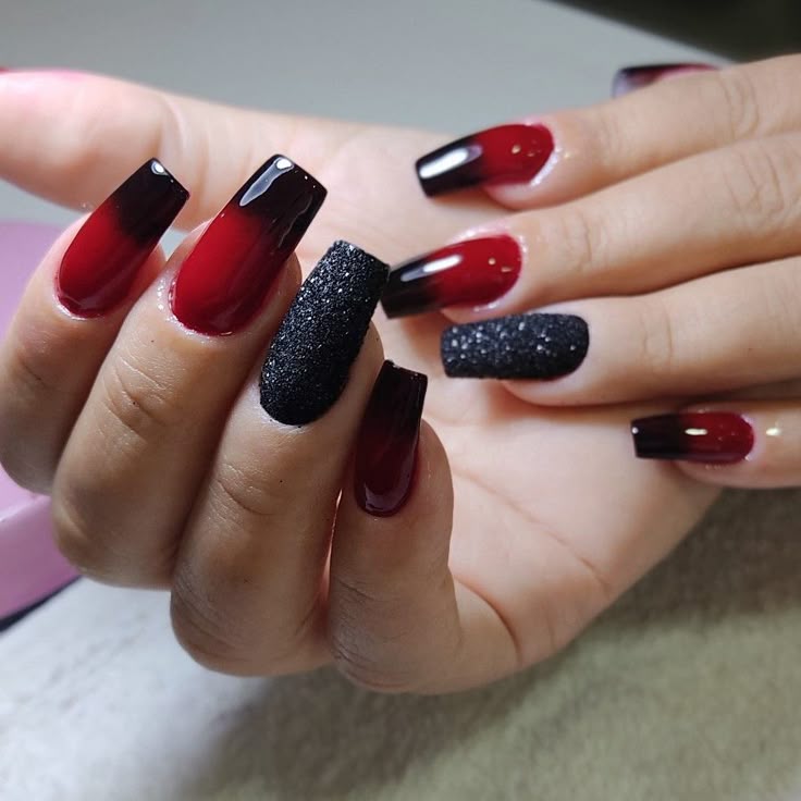 unha decorada vermelho e preto