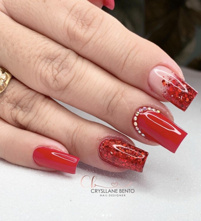 unha decorada vermelho e preto