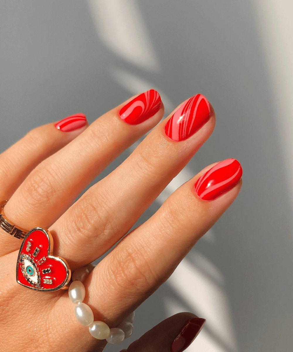 unhas pretas com detalhes vermelhos