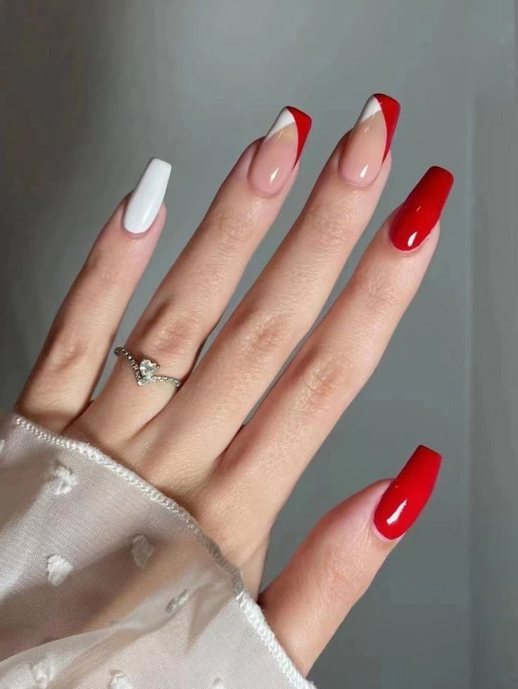 unha decorada vermelho e branco corações