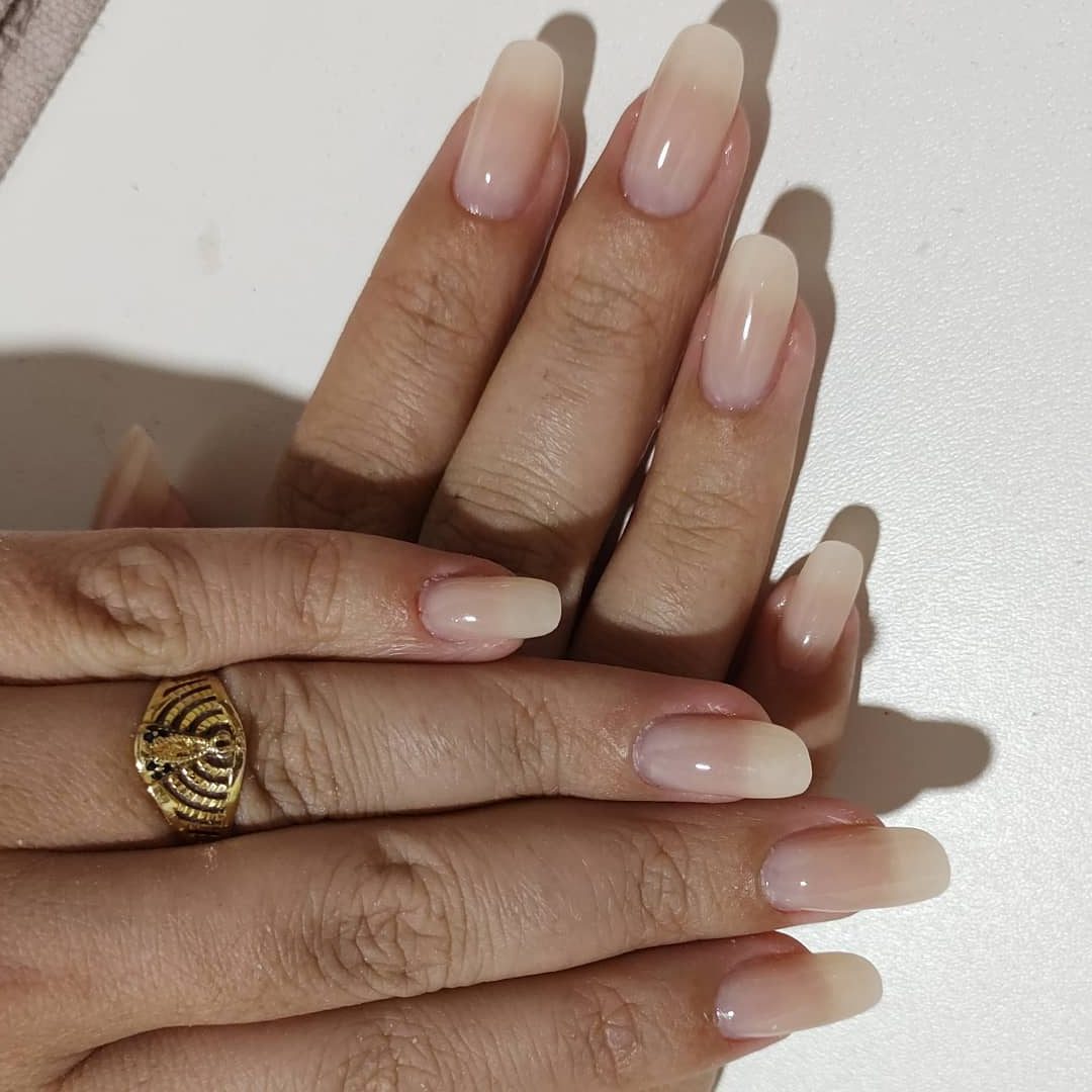 unhas redondas com glitter