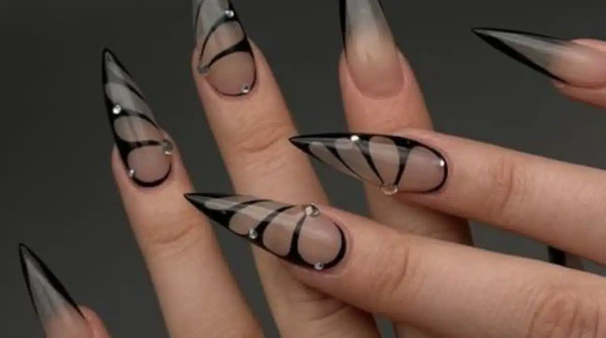 unha stiletto com efeito degradê
