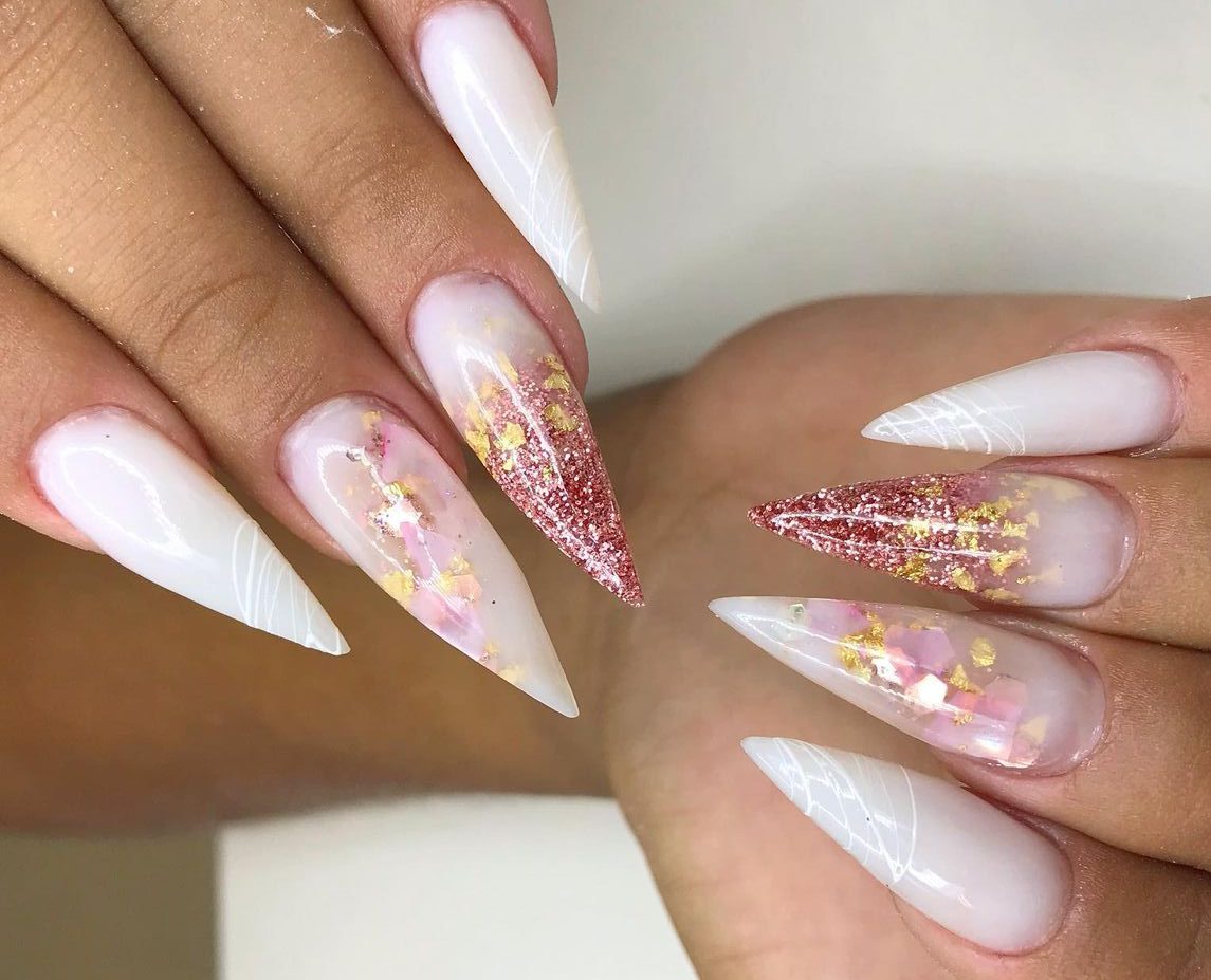 unha stiletto preta decorada