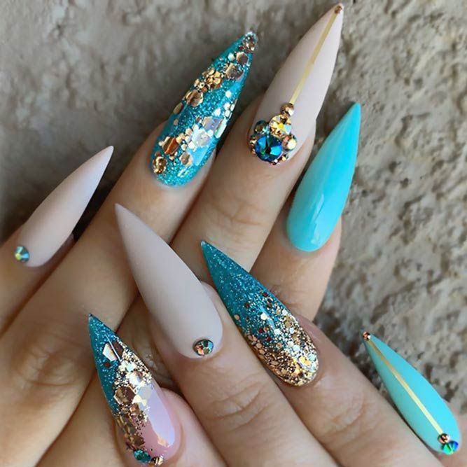 unha stiletto com pedraria