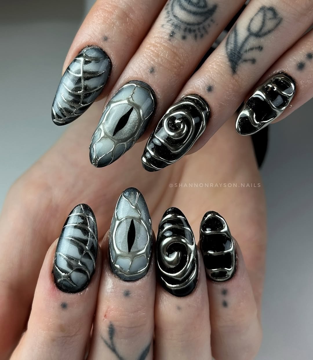 unhas francesinha decorada