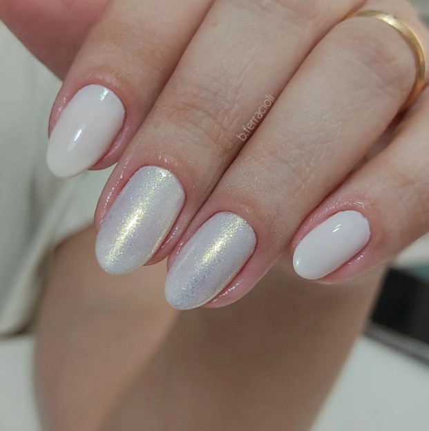 unhas francesinha dourada