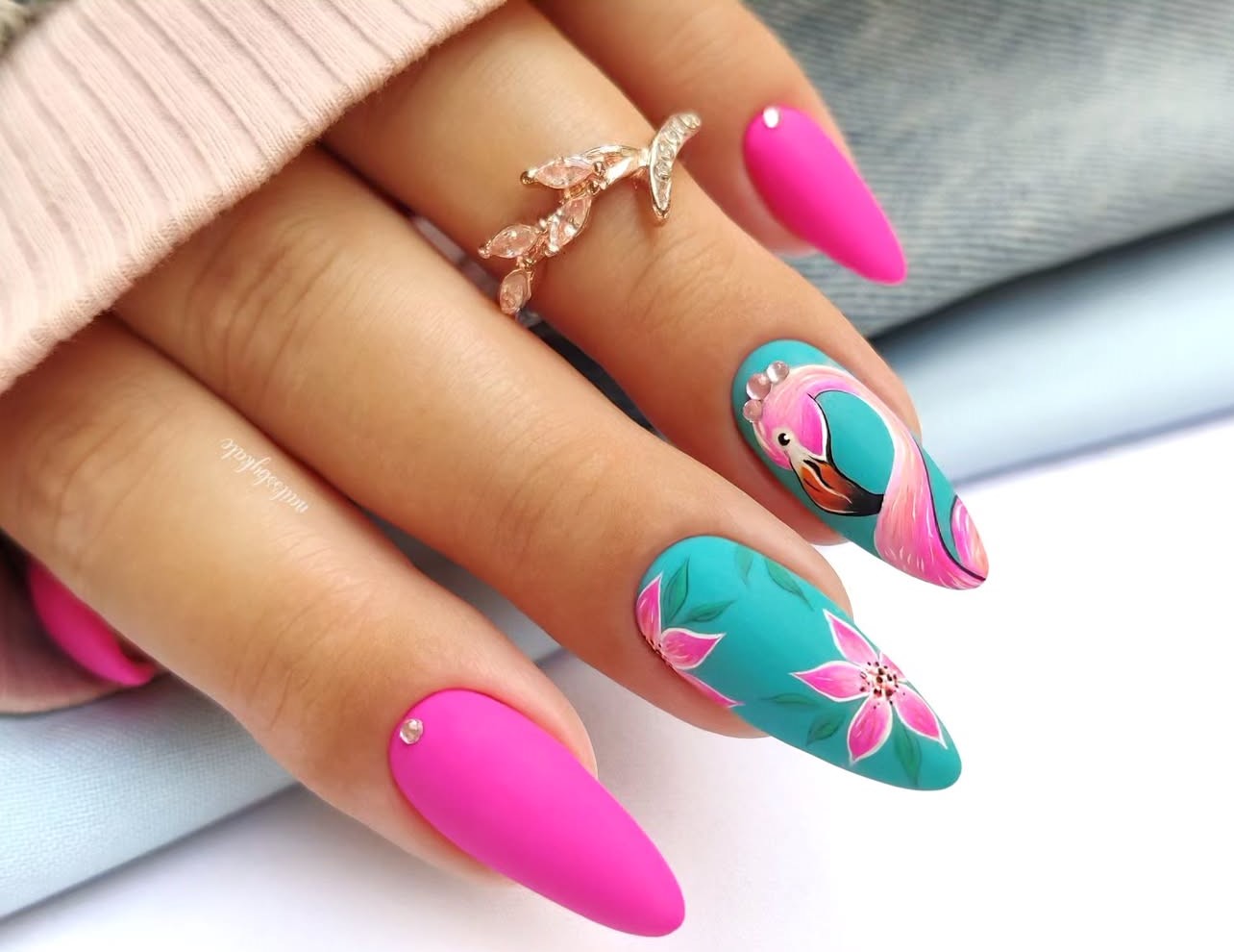 manicure decorada mão