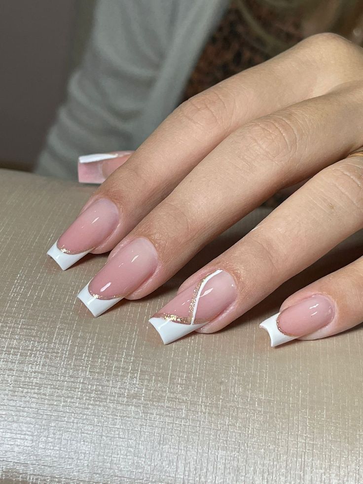 unha em gel branca com dourado