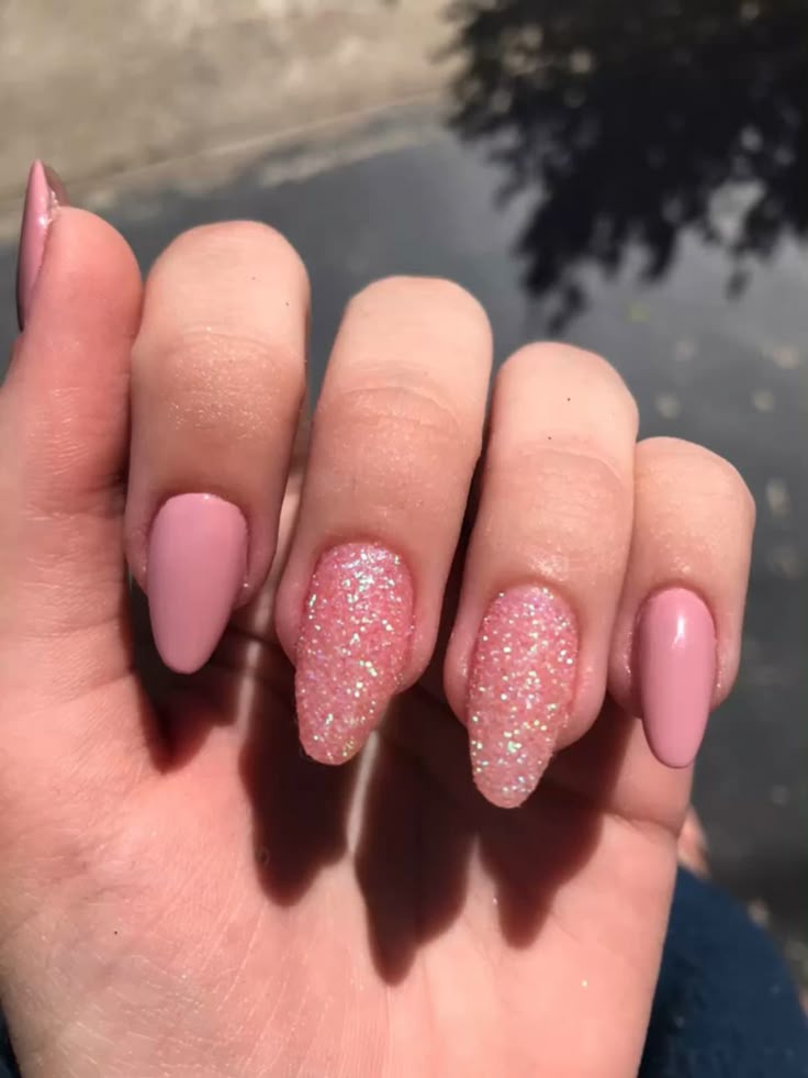 unha decorada rosa com glitter