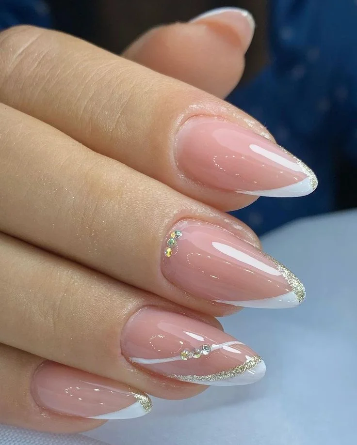 tendência unhas amendoada francesinha