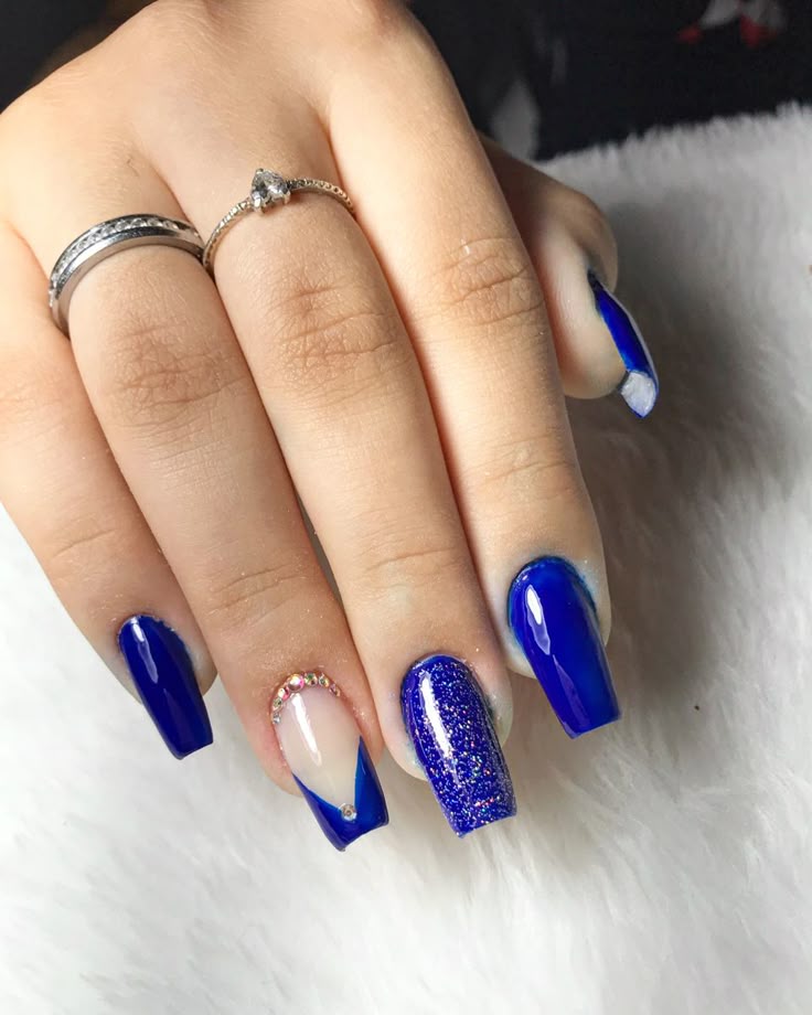 unha azul royal decorada com glitter