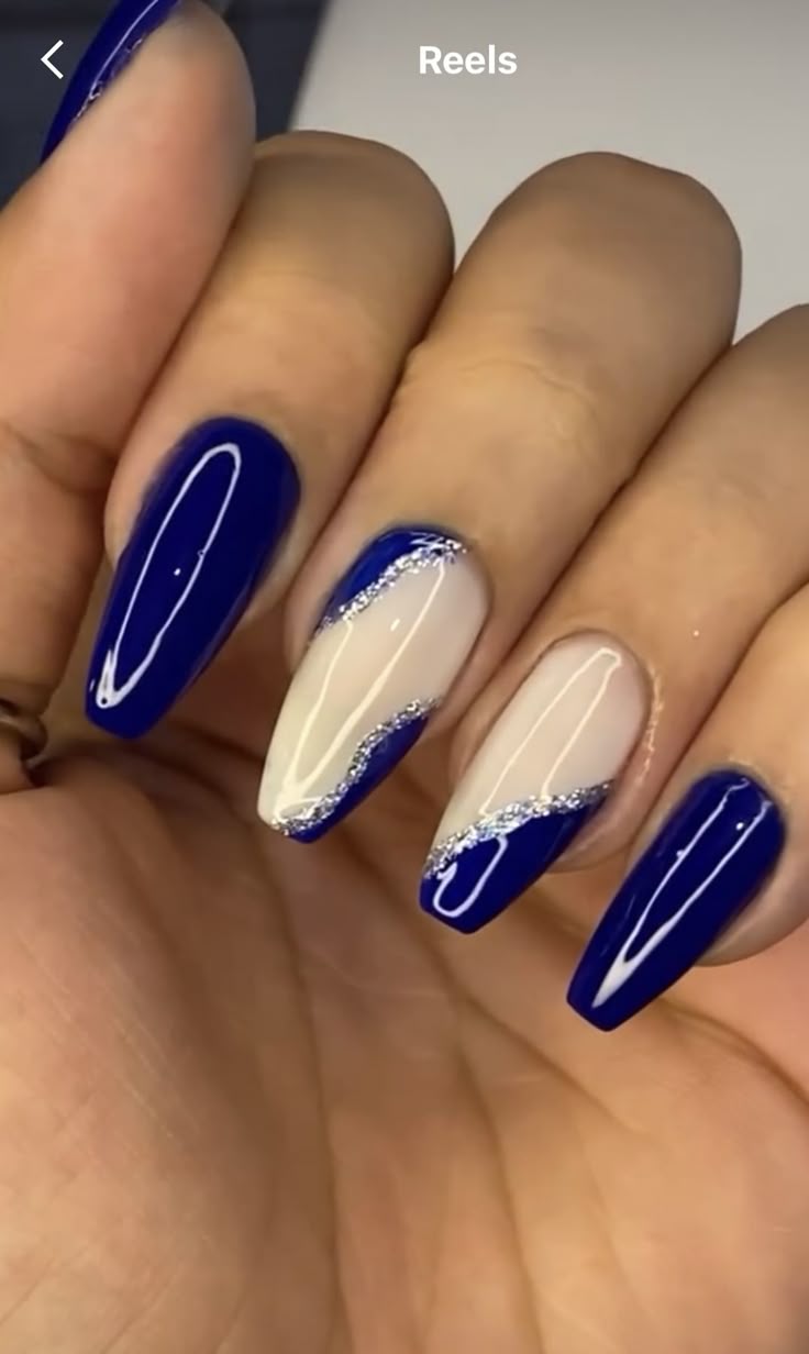 unha azul royal degradê