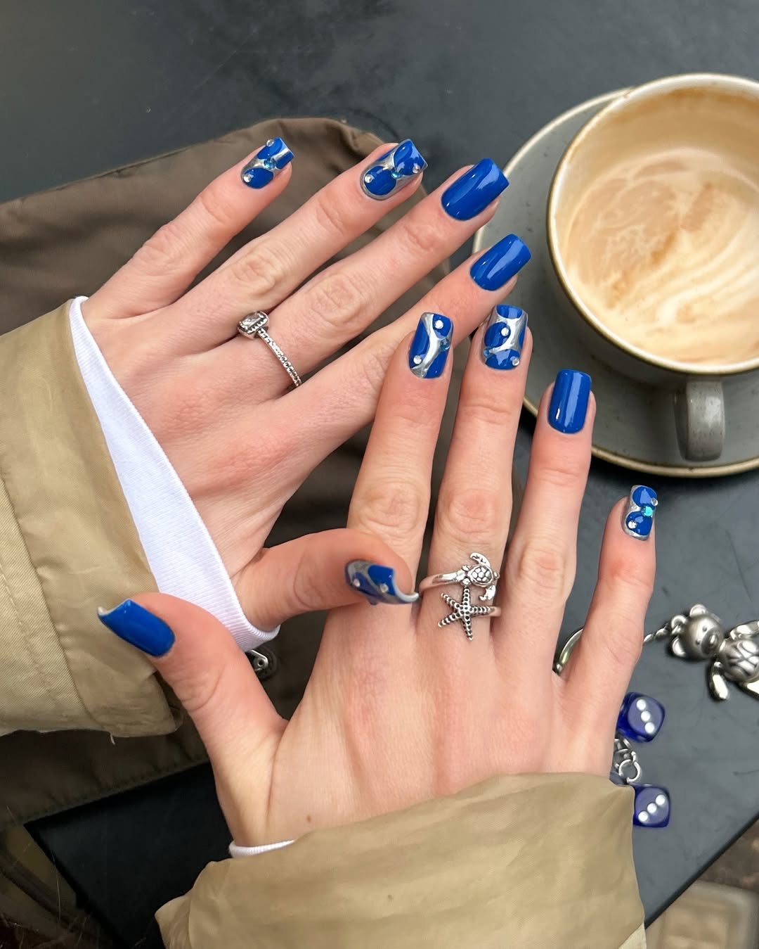 unha azul royal com pedrarias