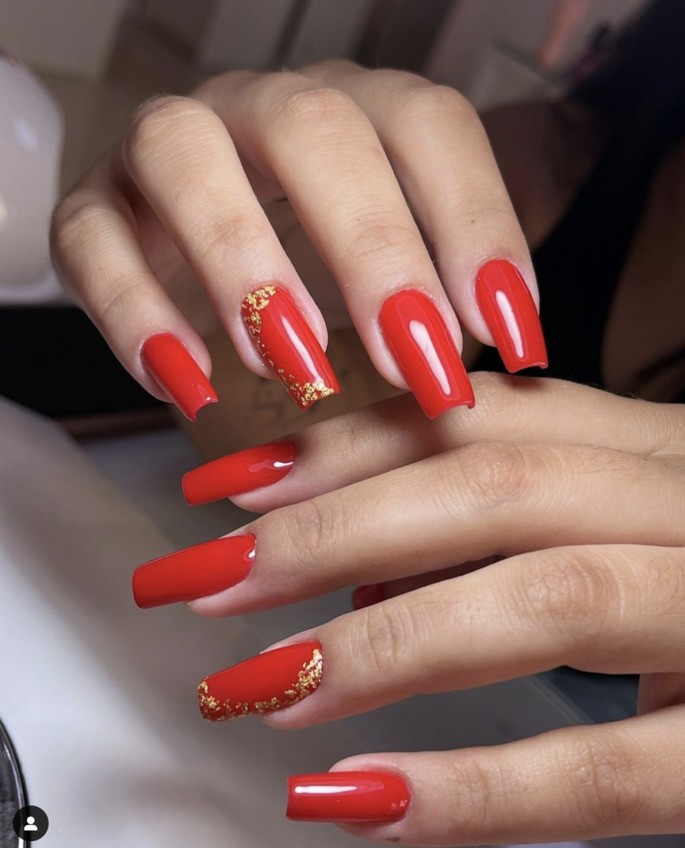 unha vermelha com glitter dourado