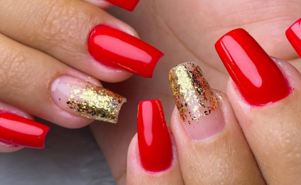 unha vermelha moderna com dourado