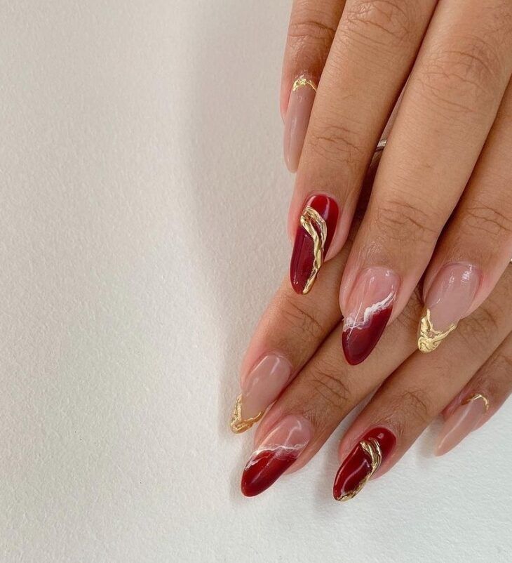 unha vermelha elegante com dourado