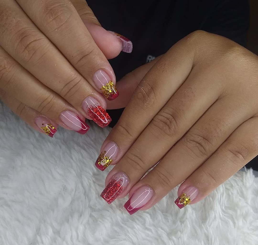 unha vermelha luxuosa com dourado