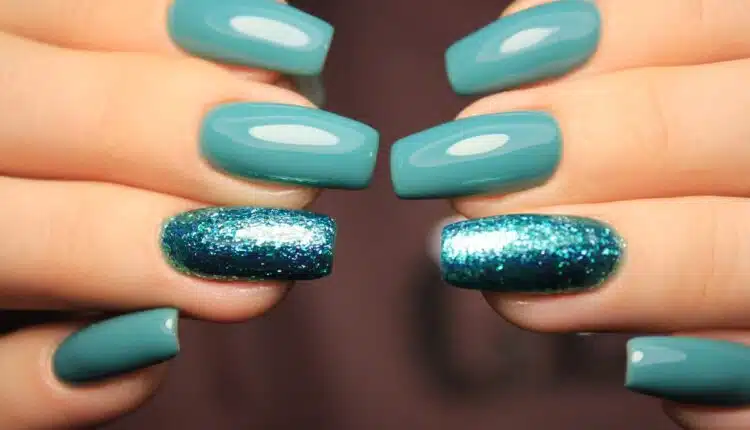 unha degradê com glitter fino