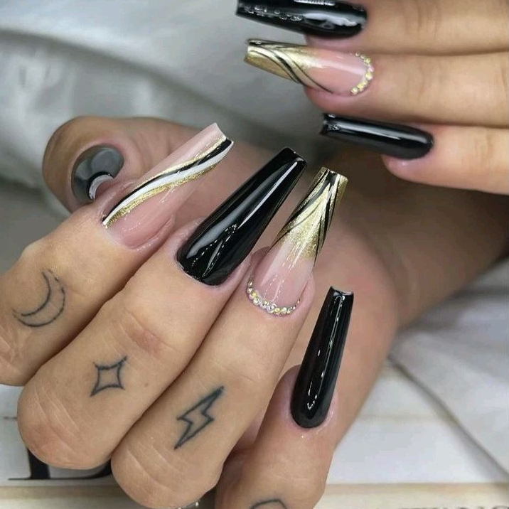 unha preta com glitter dourado
