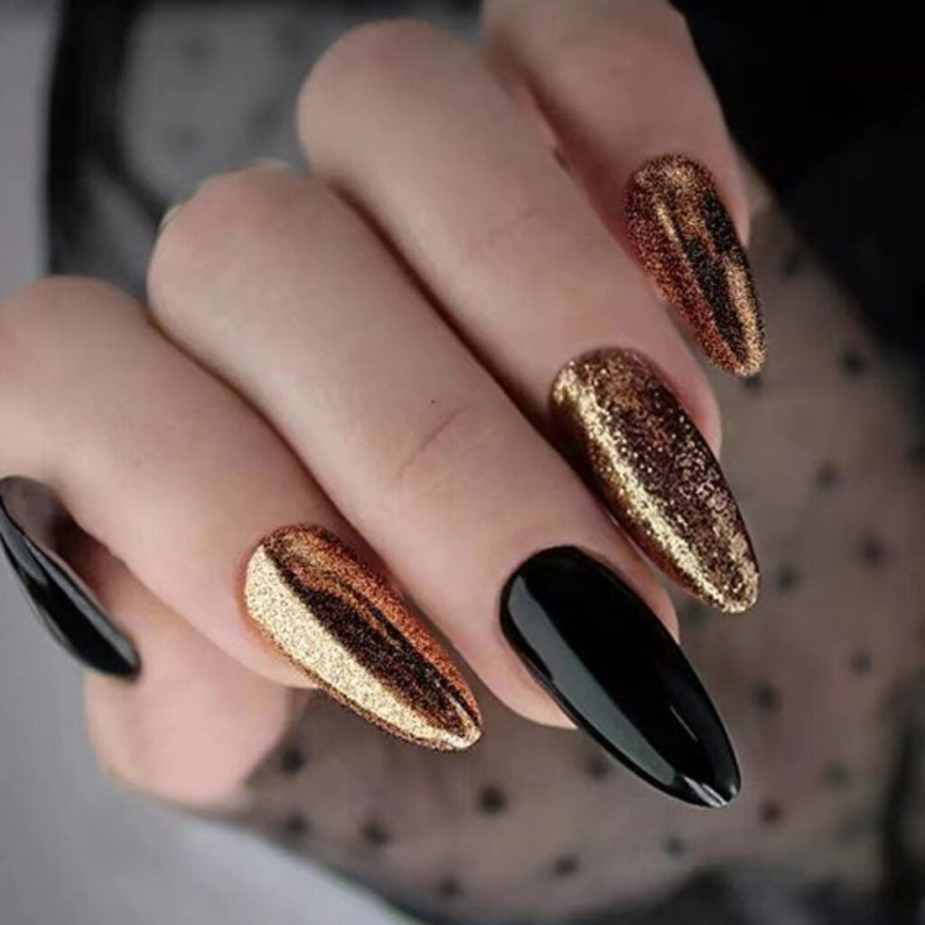 unha preta fosca com dourado