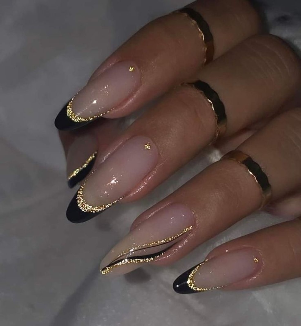 unha preta com detalhes em ouro