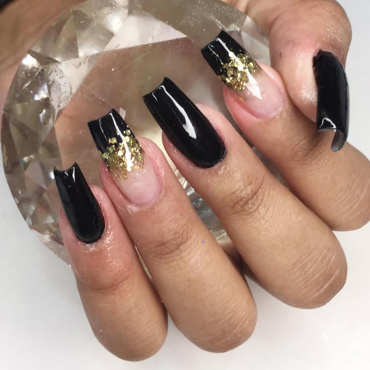 unha preta com glitter dourado
