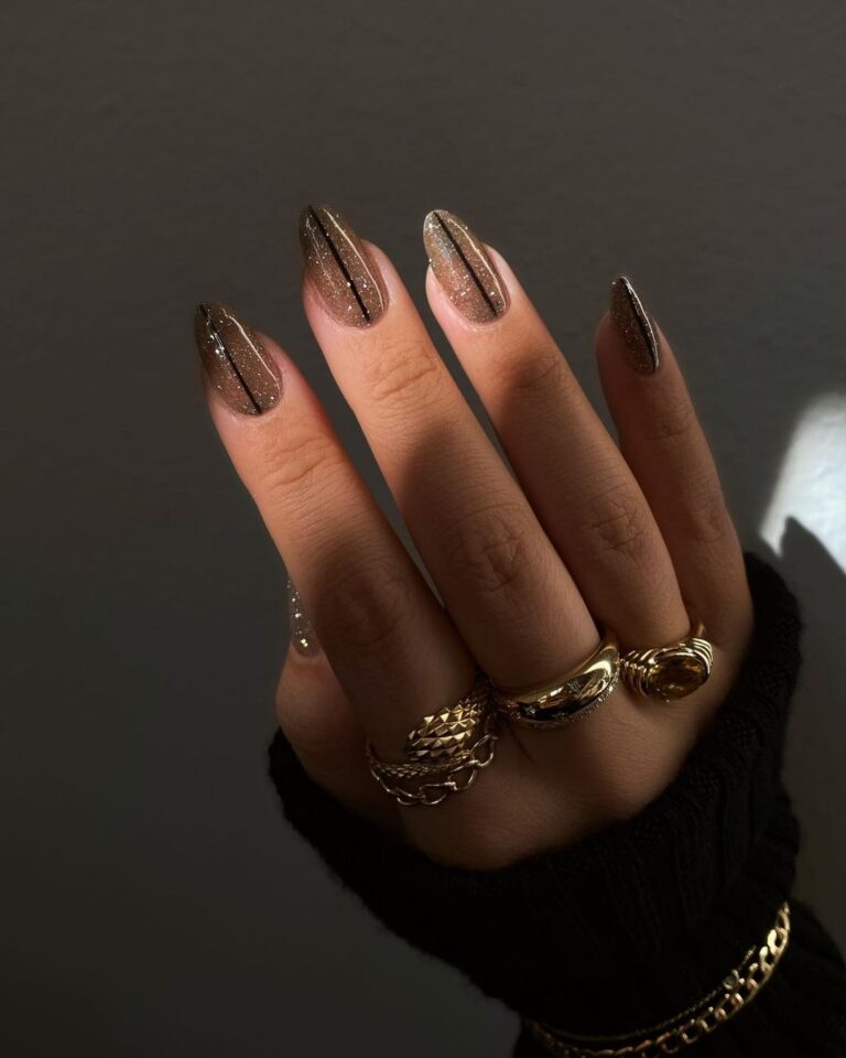 unha preta fosca com dourado