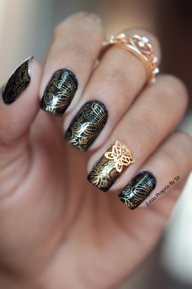 unha preta brilhante com dourado