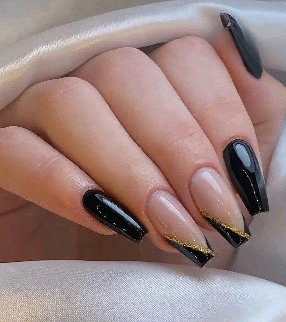 unha stiletto preta e dourada