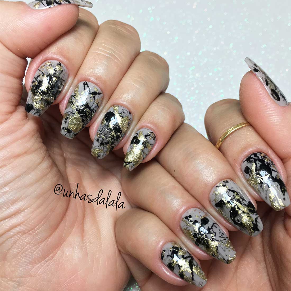 unha amendoada preta com dourado