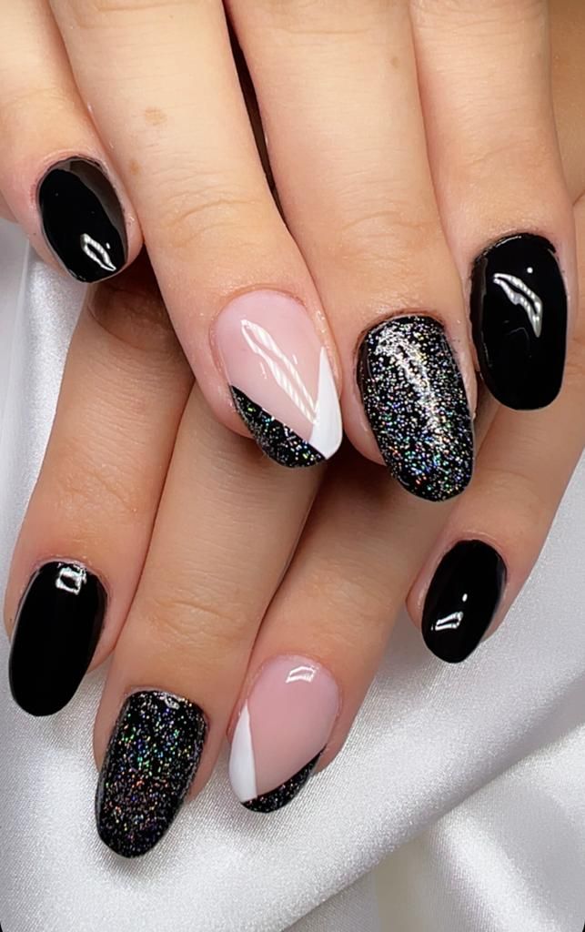 unha amendoada preta com glitter holográfico