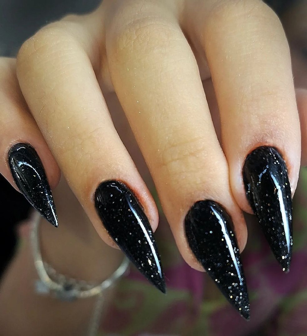 unha amendoada preta com glitter holográfico