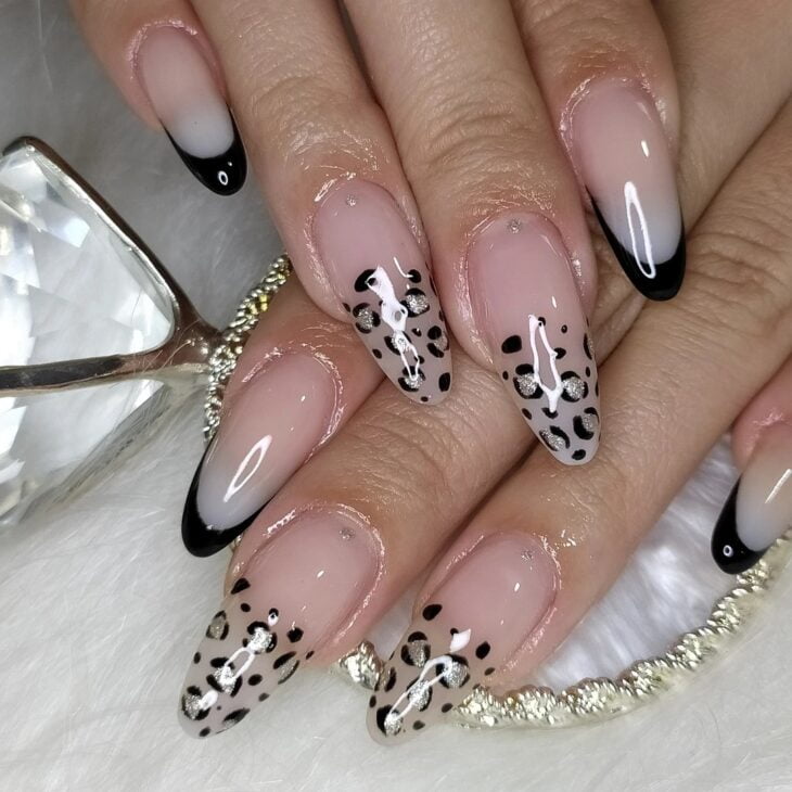 unha amendoada preta com glitter fino