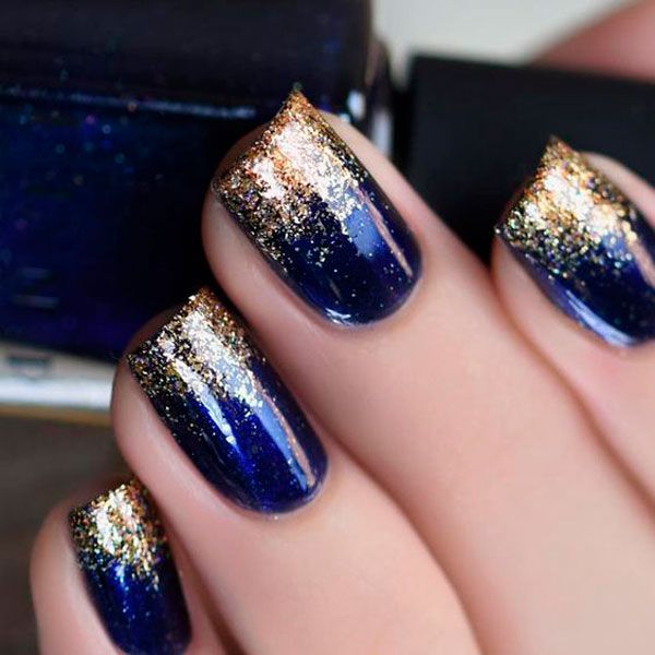 unha azul marinho decorada com glitter