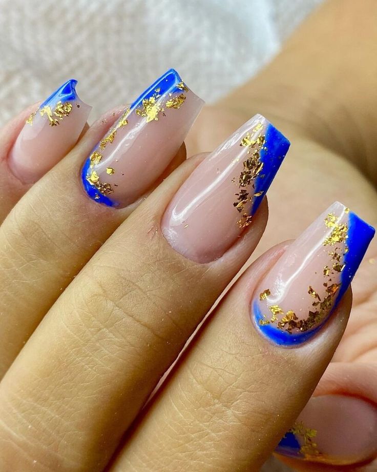 unhas decoradas azul escuro com pedrarias