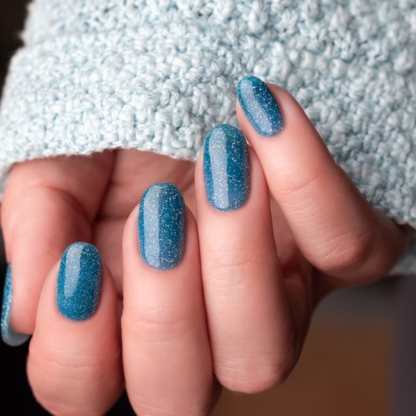 glitter azul escuro em unhas