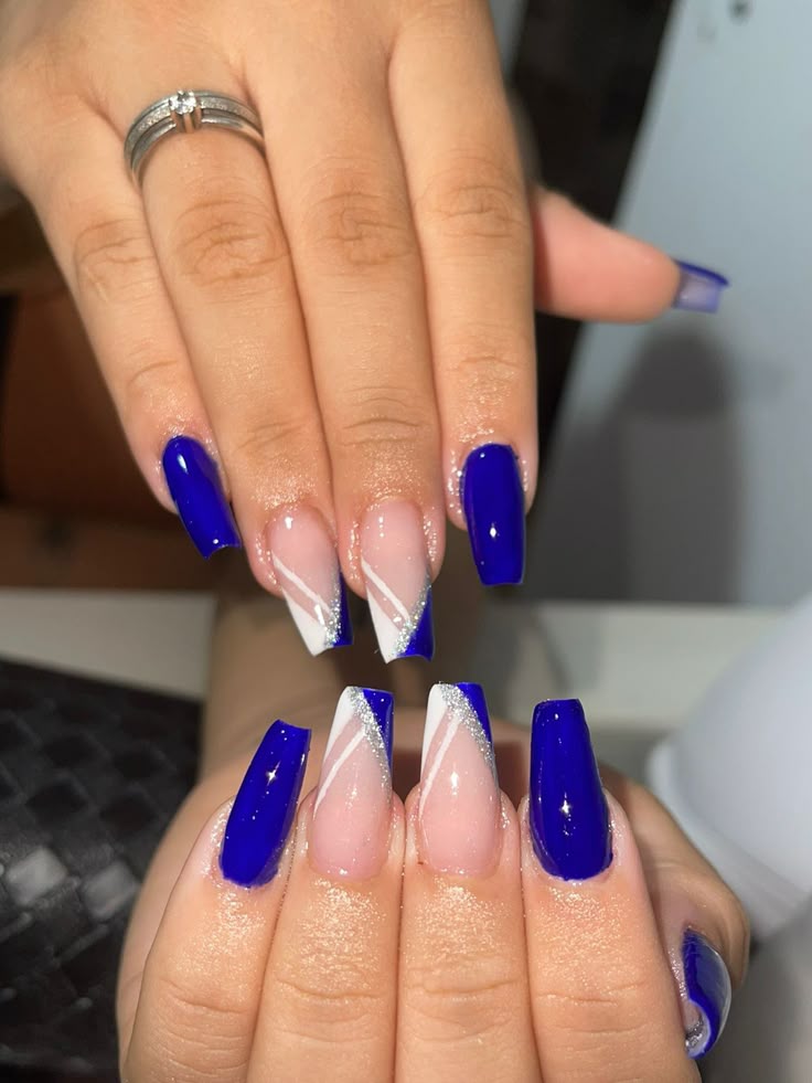 decoração de unhas azul noite com brilho