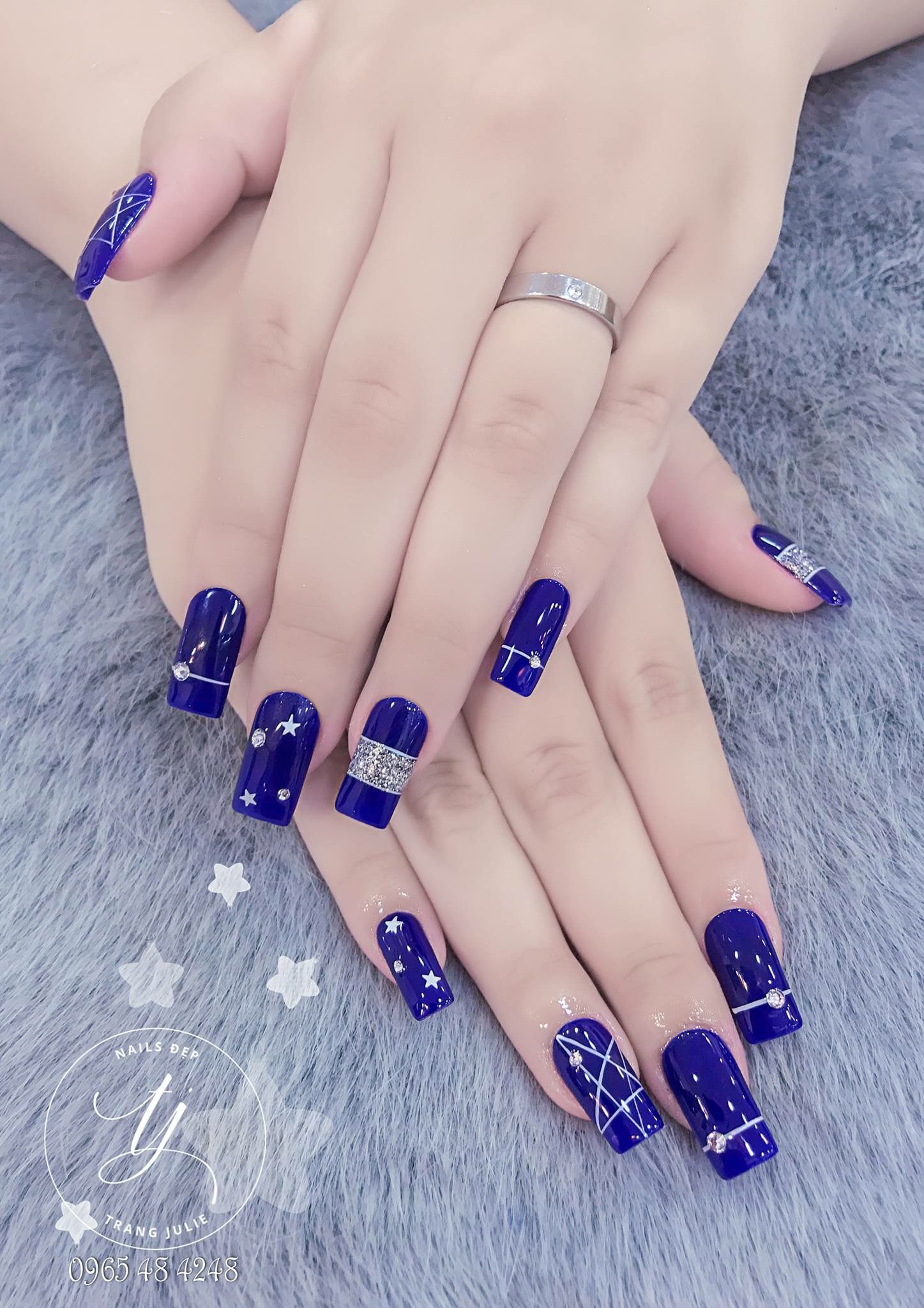 ideias de unhas azuis escuras decoradas