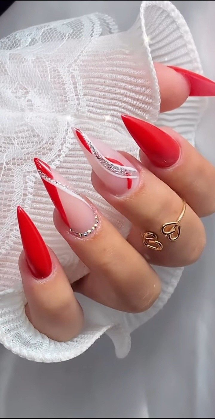 unha stiletto vermelha com pedraria